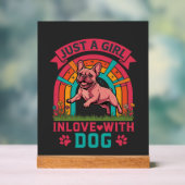 Fille tout simplement amoureuse du chien Bouledogu (Neutre)