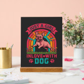 Fille tout simplement amoureuse du chien Bouledogu (Mariage)