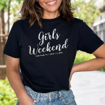 Filles Week-end Away T-shirt Personnalisé Lieu Dat<br><div class="desc">Le tee-shirt parfait pour célébrer vos filles/dames le week-end. Que vous fêtiez un anniversaire,  que vous planifiez une mini réunion,  une soirée de bachelorette ou que vous vous teniez avec vos amies,  cette chemise vous préparera le meilleur week-end/voyage. Personnalisez en ajoutant l'emplacement et la date de votre départ.</div>