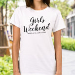 Filles Week-end Away T-shirt Personnalisé Lieu Dat<br><div class="desc">Le tee-shirt parfait pour célébrer vos filles/dames le week-end. Que vous fêtiez un anniversaire,  que vous planifiez une mini réunion,  une soirée de bachelorette ou que vous vous teniez avec vos amies,  cette chemise vous préparera le meilleur week-end/voyage. Personnalisez en ajoutant l'emplacement et la date de votre départ.</div>