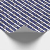 Filmblauw wit goudstrepen en sneeuwvlokken cadeaupapier (Hoek)