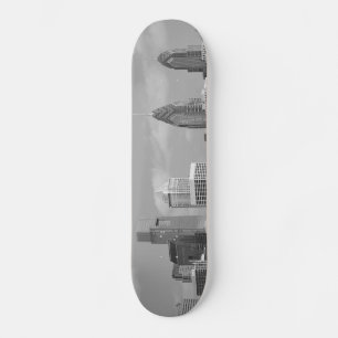 Filmwolkenkrabber zwart-wit skateboard