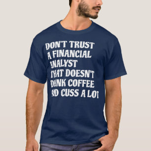 Financieel analist die koffie Drink, zorgt voor ve T-shirt