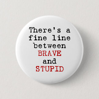 Fine Line tussen Brave en Stupid Ronde Button 5,7 Cm