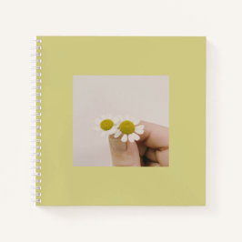 Fingertip Daisy – Soft Aesthetic Spiral Notebook Notitieboek