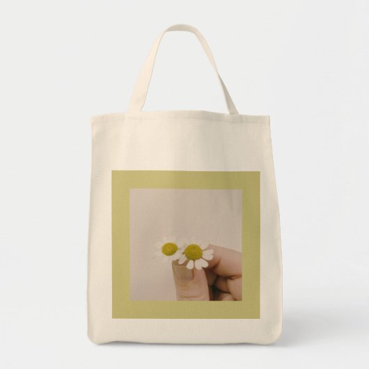 “Fingertip Daisy – Soft Botanical Tote Bag” (Voorkant)