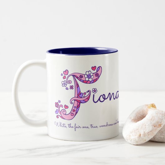Fiona-naam betekent hartbloem F monogram mok (Met donut)