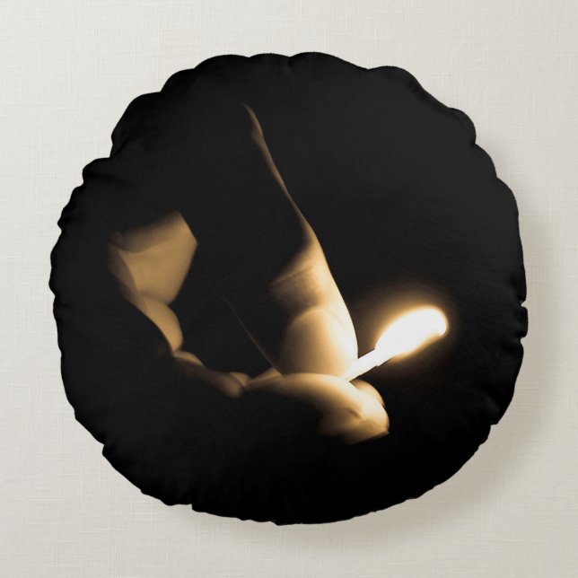 Fire Lit Match Rond Kussen (Voorkant)