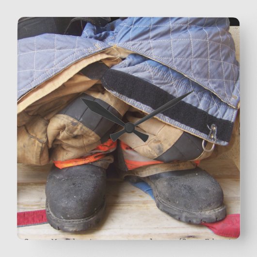 Firefighter Suit en Boots Wall Clock Vierkante Klok (Voorkant)
