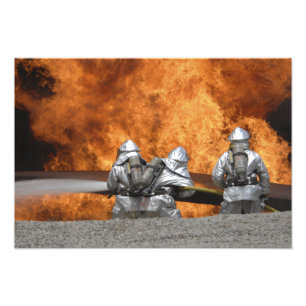 Firemen neutraliseren een brand foto afdruk