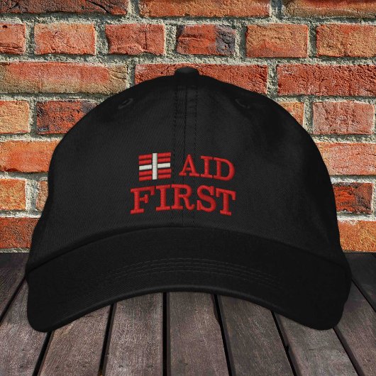 First Aid geborduurd Trucker hat Red / B|ack Geborduurde Pet