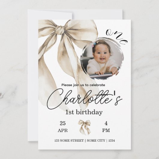 First Birthday Beige Bow Neutral Invitation Photo Kaart (Voorkant)
