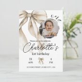 First Birthday Beige Bow Neutral Invitation Photo Kaart (Staand voorkant)