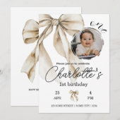 First Birthday Beige Bow Neutral Invitation Photo Kaart (Voorkant / Achterkant)