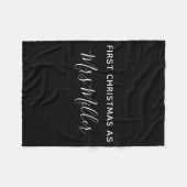 First Christmas As Mrs D Name  Fleece Deken (Voorkant (Horizontaal))