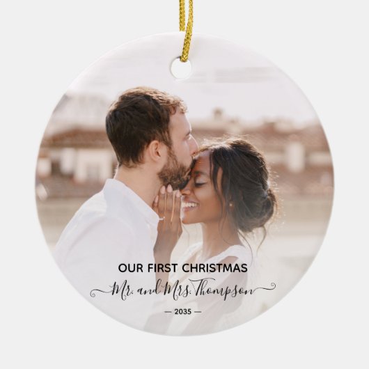 First Christmas Photo Mr Mrs Script Newlyweds Keramisch Ornament (Voorkant)