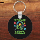 First Day Of 1st Grade Level Begins Shirt Gamer Bo Sleutelhanger (Voorkant)