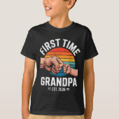 First Time Grandpa Est 2026 Baby Announcement Grea T-shirt (Voorkant)
