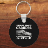 First Time Grandpa New Dad Est 2026 Shirt Fathers Sleutelhanger (Voorkant)