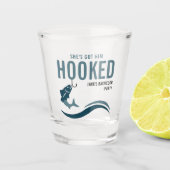 Fishing Bachelor Party Funny She's Got Him Hooked Shot Glas (Voorkant)