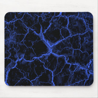Fissures bleues sur le tapis de souris noir