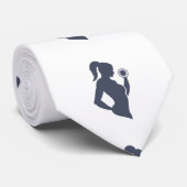 Fitnessmeisje tilt dumbbels stropdas (Opgerold)