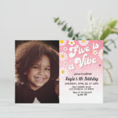 Five est Vibe 5th Portrait Anniversaire Invitation (Debout devant)