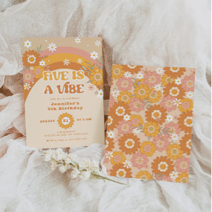 Five is a vibe retro groovy birthday Invitation Kaart