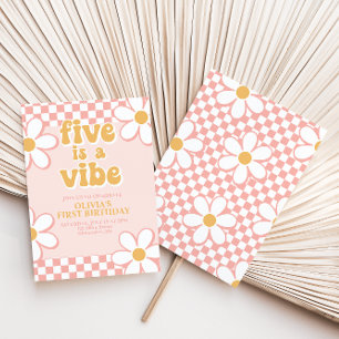 Five is een Vibe Retro Check Roze Daisy Uitnodigin Kaart