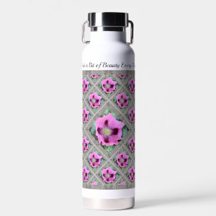 Flacon met geïsoleerd water met  roze oppies waterfles