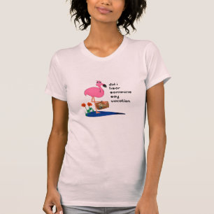 Flamant rose drôle sur le T-shirt de vacances