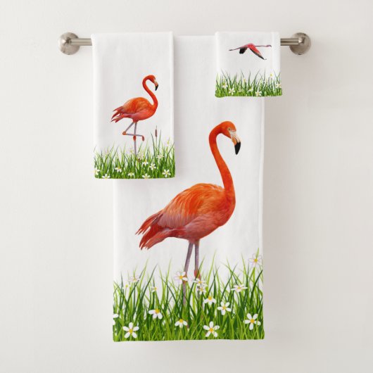 Flamant rose et prairie avec fleurs sur serviette (En situation)