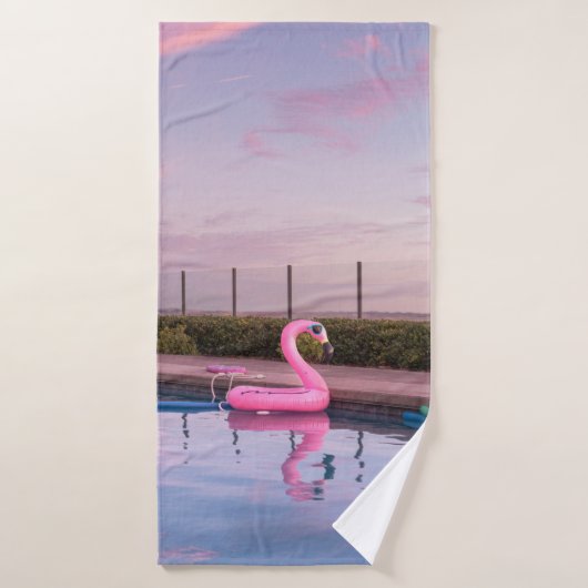 Flamant rose flotteur dans la piscine (Serviette de bain)