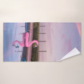 Flamant rose flotteur dans la piscine (Serviette de bain)