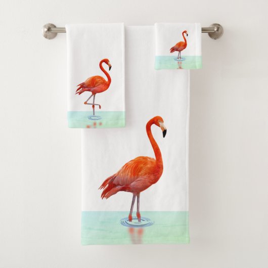 Flamant rose rose debout sur la serviette de bain  (En situation)