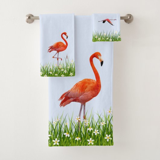 Flamant rose rose et prairie avec fleurs sur bleu  (En situation)