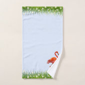 Flamant rose rose et prairie avec fleurs sur bleu  (Serviette à main)