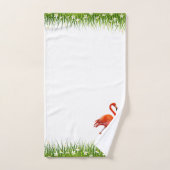 Flamant rose rose et prairie avec fleurs sur chauv (Serviette à main)