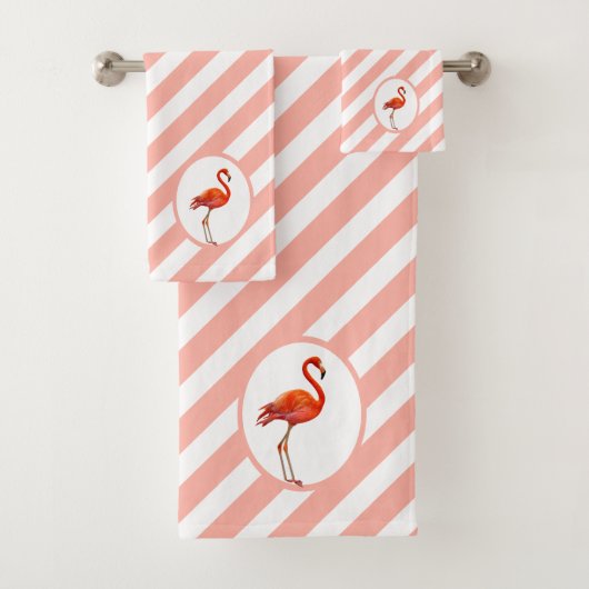 Flamant rose sur corail et blanc Serviettes de bai (En situation)