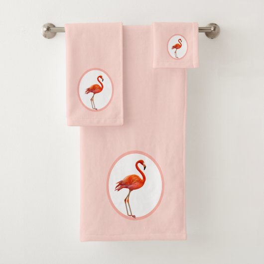 Flamant rose sur Coral clair ensemble de serviette (En situation)