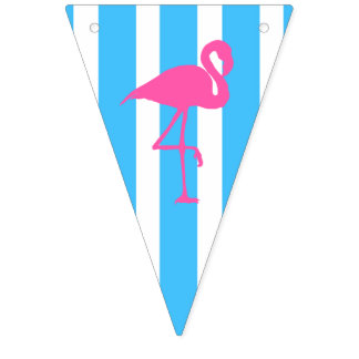 Flamant rose sur drapeaux rayés bleus des caraïbes