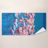 Flamants africains. Groupe de flamants (Serviette de bain)