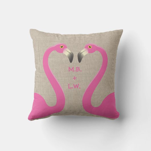 Flamants roses de baiser Monogramme Burlap Coussin (Verso)
