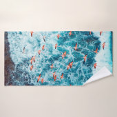 Flamants roses volant sur la plage de la mer des C (Serviette de bain)