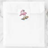 Flamingo als Skater met Skateboard Vierkante Sticker (Tas)