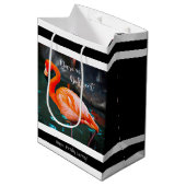 Flamingo Black White Stripes Script Naam Modern Medium Cadeauzakje (Voorkant Gekanteld)