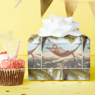 Flamingo die in een hangmat ligt cadeaupapier