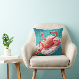 Flamingo die ontspant op een zwembadmatras kussen