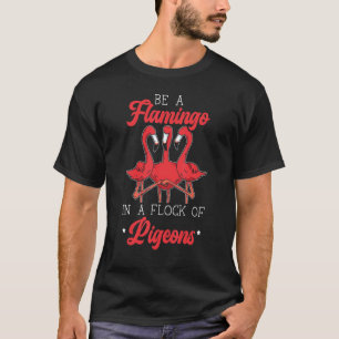 Flamingo in een kudde van duiven, vogelzomer Fl T-shirt
