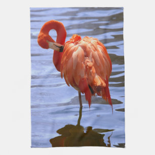 Flamingo op één been in het water theedoek